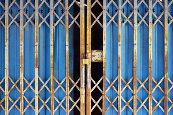 A velha porta de aço enferrujado — Fotografia de Stock