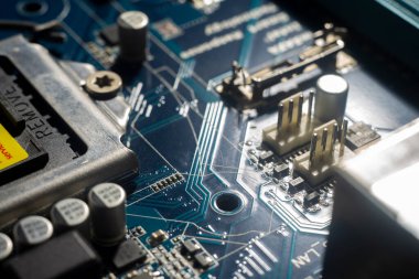 Elektronik bileşenleri olan kapalı devre kartı