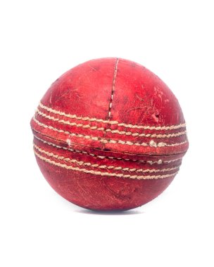 Eski kırmızı deri kriket topu beyaz arka planda izole edilmiş.