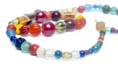 Eski boncuklar beyaz arka planda izole edilmiş çok renkli Tayland boncukları.