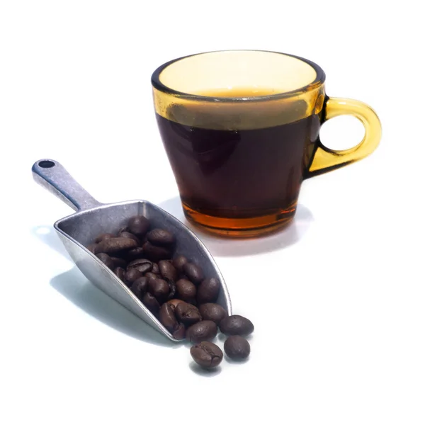 Ziarna Kawy Filiżanki Kawy Izolowane Białym Tle — Zdjęcie stockowe