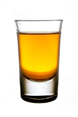 Kanyak ya da viskili kokteyl bardağı. Beyaz arkaplanda izole.