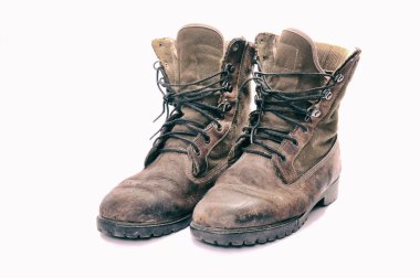 bir çift de yıpranmış iş çizme.