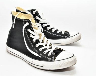 izole beyaz bir arka plan üzerinde siyah spor ayakkabı