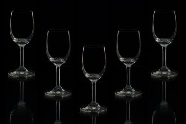 siyah üzerine izole boş bardak şarap