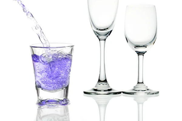 Paarse cocktail met spatten op wit — Stockfoto