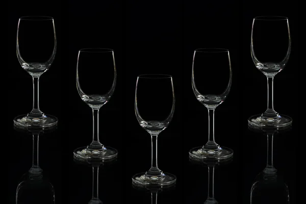 Verre à vin vide isolé sur noir — Photo