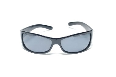 Beyaz arkaplanda güneş gözlüğü