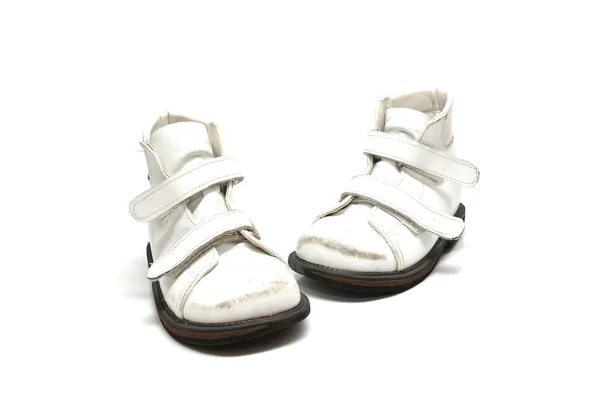 Пара старого білого дитячого ортопедичного взуття — стокове фото