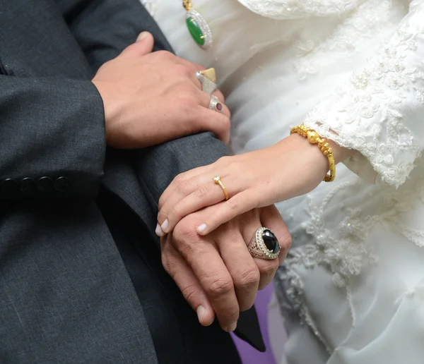 Mano dello sposo e la sposa con fedi nuziali . — Foto Stock