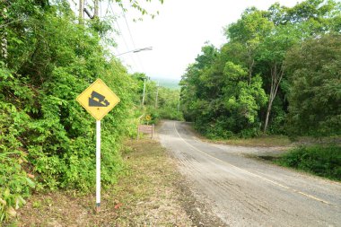 Tehlikeli bir dik işareti sembol uyarı .