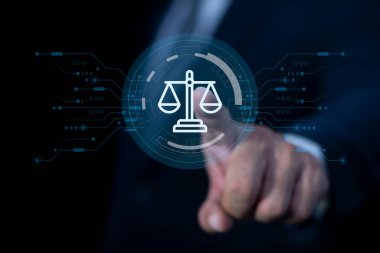 Adalet ve hukuk kavramı. Hukuki danışmanlık avukatıyım. Yapay zeka etiği ya da yapay zeka yasası. Yapay zeka etik kuralları geliştiriyor. Sanal ekranda hukuk teknolojisi sembolüne dokunan işadamı.