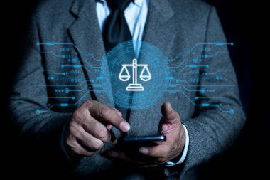 İş adamı sanal ekranda hukuk teknolojisi sembolüyle akıllı telefona dokunuyor. Adalet ve hukuk kavramı. Hukuki danışmanlık avukatıyım. Al etik ya da Al hukuku. 