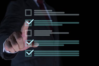 İşadamı bir kontrol listesi değerlendirmesi ve anket yapar, çevrimiçi dijital form kontrol işareti Sınavda doğru cevabı seçin. Kalite kontrolü