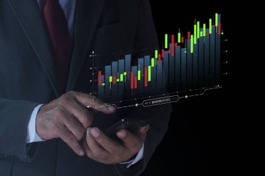 Parlak borsa grafiği ile akıllı telefon kullanan işadamı finansal büyüme, döviz alım-satım konsepti dijital teknolojide hisse senedi satın alıp satma, ticaret önbelleği