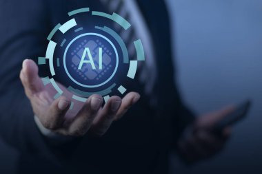 Yapay Zeka Beyin Analiz Bilgileri 'ni elinde tutan bir iş adamı. Yapay zeka ve üretken yapay zeka. Robotik işlemler otomasyon ve veri analizi. Teknoloji ve bilim konsepti