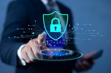 İşadamı sanal ekranda siber teknoloji ağına dokunuyor. Kalkan sembollü siber güvenlik kavramı, gizlilik koruması ve bilgisayar güvenlik simgesi.