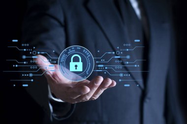 Asma kilit ikonu ve internet teknoloji ağı elinde tutan bir iş adamı. Veri kişisel bilgilerini korumak. Özel güvenlik. Veri koruma gizliliği. Siber güvenlik ağı. GDPR 