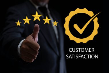 İşadamı 5 yıldızlı onay verdi. Beş yıldızlı değerlendirme ve müşteri memnuniyeti konsepti. Geribildirim ve çevrimiçi yorumlar. iş itibarı ve kaliteli hizmet