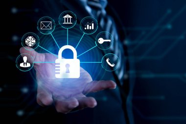 Küresel ağ bağlantısı, veri koruması ve ağ güvenliği konusunda asma kilit ve İnternet güvenlik simgelerini elinde tutan işadamı, 