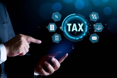 Vergi ödemesi için bireysel gelir vergi iade formunu tamamlamak için akıllı telefon kullanan işçiler. Hükümet, eyalet vergileri. Vergi Zamanı Kavramı. 