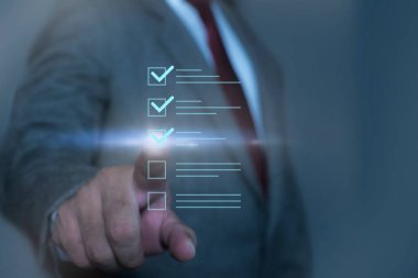 İş adamları, görev yönetimine yenilikçi ve yenilikçi bir yaklaşımla dokunmatik ekranda listeyi işaretlediler. Dijital dosya kontrol listesi, belge yönetimi çevrimiçi