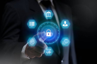İş adamı ikon kilit verilerine ve mahremiyetine dijital sanal koruma, sistem korumanın yeniliği, iş dünyasının gelecekçi kavramı ile dokunuyor