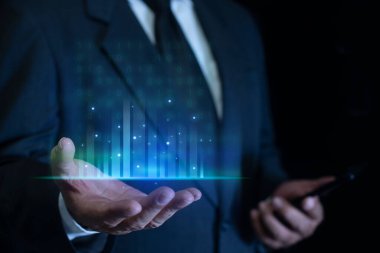 Elinde büyük veriler tutan bir iş adamı. Büyük veri analizleri ve iş istihbarat analizleri. Datum dijital arkaplanı.