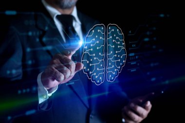 Otomasyon teknolojisi ve iş dünyası internet teknolojisinde makine eğitimi kullanan bir iş adamı. Programlama, makine öğrenme ve yapay zeka kavramı. Akıllı düşünce konsepti