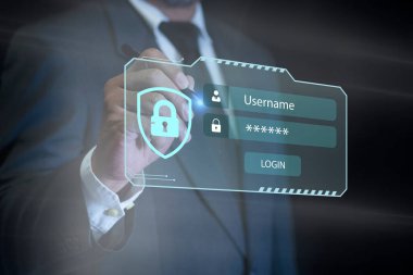 Sanal kullanıcı adı ve parola arayüzüne sahip kalem kullanan işadamı, siber güvenlik, kullanıcı kimlik denetimi, gizlilik koruması ve veri güvenliğini temsil etmek için asma kilit simgesi sergiliyor