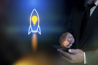 İş büyümesi konsepti. İş adamı fırlatma roketi, başlangıç konsepti. Liderliğin ilerlemesi ve yeni ticari başarı, yenilik, teknoloji başarısı