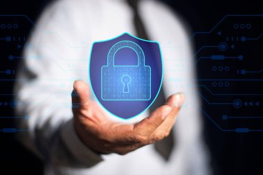 Dijital kalkan tutan ve ikon veri koruması ve ağ güvenlik teknolojisini kilitleyen bir iş adamı. Koruma sistemi ve çevrimiçi koruma.