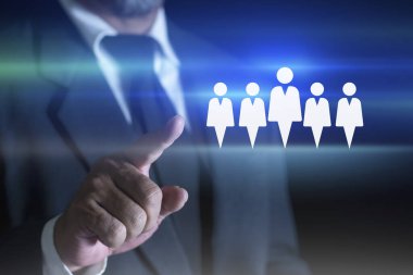 İş adamı eli, insan kaynakları ikonlarından oluşan sanal ekranı ve ekip oluşturmayı işaret ediyor. İşe alım ve işe alım süreci konsepti. İnsan kaynakları yönetim kavramı.