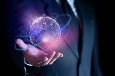 İş adamının elinde dijital dünya haritası olan küresel telekomünikasyon konsepti. Teknoloji ağı bağlantı görüntüsü. Genel ağ dijital veri bağlantısı gelecekteki arkaplan kavramı.