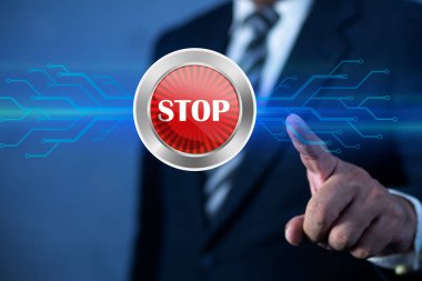 İşaret parmağı durdurma düğmesine basmak üzere. Gelecekteki teknoloji ekranı olan takım elbiseli bir adam..