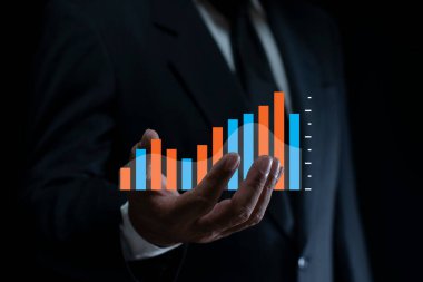 Borsa analizi için sanal grafik ve çizelge tutan bir iş adamı. Yatırım ve değer yatırım kavramı.