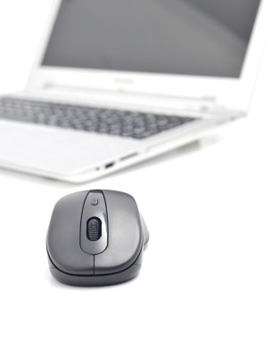 Fare ve üzerinde beyaz izole laptop