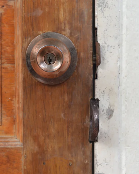 Poignée métallique sur une porte en bois — Photo