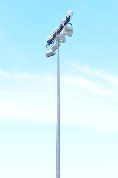 Um estádio de futebol sportlight com céu azul — Fotografia de Stock