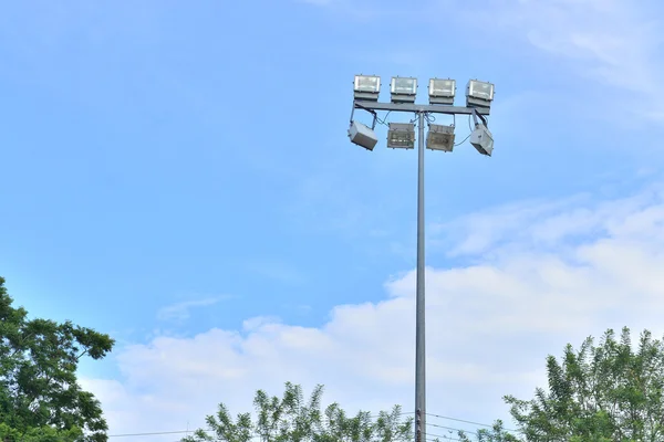 Fotbalový stadion sportlight s modrou oblohou — Stock fotografie