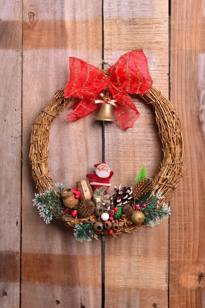 クリスマスの花輪、木の上 — ストック写真