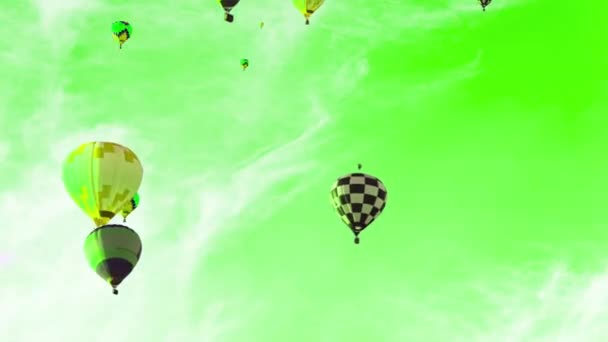 Animáció egy csomó repülő léggömb a kék ég. — Stock videók