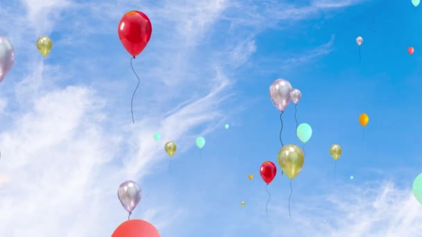 Animace skupiny barevných nafukovacích balónů proti modré obloze. — Stock video