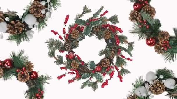 Beyaz arka planda birkaç Noel çelengi dekorasyonunun dijital animasyonu. — Stok video