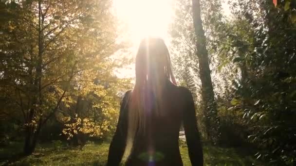 Krásná dívka se zabývá gymnastikou v parku. Fitness v podzimním lese, klid a bdělost, meditace, pružné tělo. aktivní koncept životního stylu. příprava na sezónu — Stock video