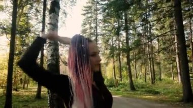 Yoga ustası parkta yoga yapıyor, sakinlik ve farkındalık, meditasyon, jimnastik esnek vücut, arka planda altın güneş ışığı