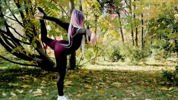 Güzel kız parkta jimnastik yapıyor. Fitness — Stok video