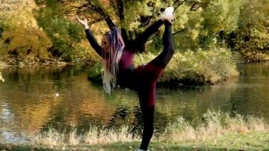 Güzel kız parkta jimnastik yapıyor. Fitness