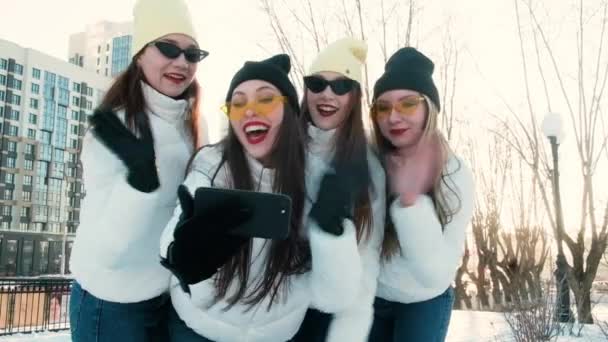 Grupa uśmiechniętych kobiet robiących selfie na świeżym powietrzu. zima, technologia, przyjaźń i koncepcja ludzi. Zabawa, zabawa. Spotkanie przyjaciół. Przechadzać się po mieście. Styl mody. ferie zimowe — Wideo stockowe