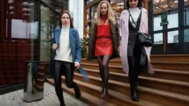 Gülümseyen güzel bayan arkadaşlar şehirde birlikte konuşuyorlar. Kızlar oynaşıyor, eğleniyorlar. Temiz havada yürüyorum. Arkadaşlarla buluşacağız. İletişim. 25-30 yaşlarında. İletişim konsepti